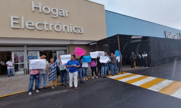 Protesta la CROC en Walmart