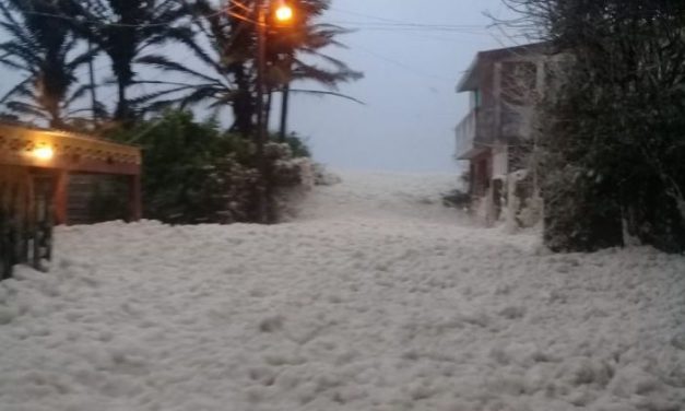 Nubes de espuma marina cubren calles de Sánchez Magallanes, Cárdenas (VER VIDEO)