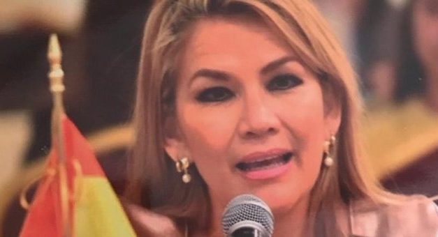 Jeanine Áñez dijo sentir pena por los mexicanos por optar por un «socialista».