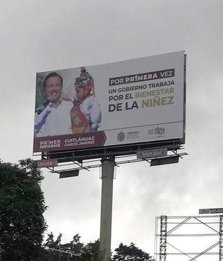 Pregunta para los que saben…  En esta foto Cuitláhuac García esta violentando el derecho de los niños a no difundir su rostro en medios de comunicación, como los espectaculares, para fines promocionales y políticos.  Presume protección de los derechos de los menores, pero en ésta ¿creen qué se protege ese derecho?