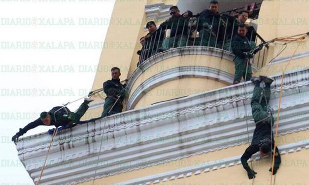 ¡Policías de la Fuerza Civil se lanzan de la torre de Catedral!