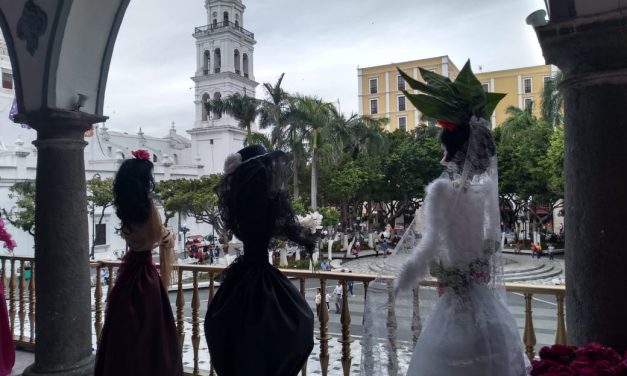 Expo del día de muertos en el balcón de la Palacio Municipal de Veracruz (VER FOTOS)