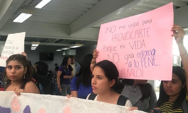 Alumnas de la Universidad Veracruzana protestan (FOTOS Y VIDEO) por acoso sexual de maestros