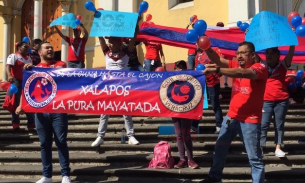 Aficionados piden a Cuitláhuac rescatar a los Tiburones Rojos