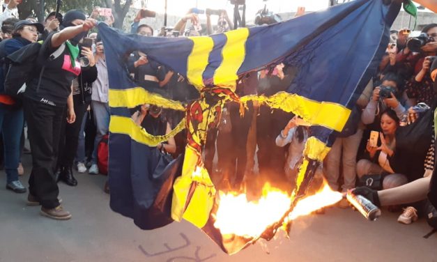 #Manifestantes en la Glorieta de Insurgentes queman la bandera del Club Deportivo América; protestan contra burlas realizadas por miembros de dicho equipo