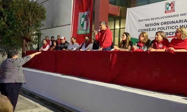 Esta noche, en #Veracruz, instalamos el Consejo Político Municipal y tomamos protesta a las y los nuevos consejeros.