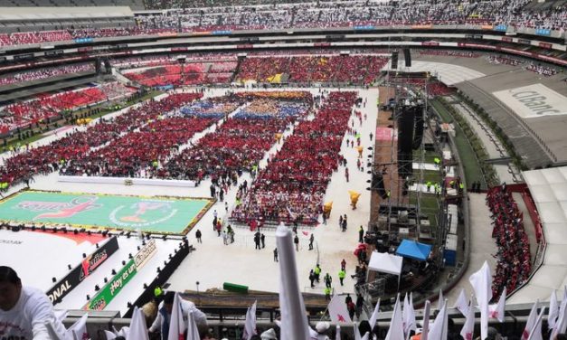 Miles de antorchistas se reunieron este sábado en el Estadio Azteca para celebrar el 45 Aniversario de esa organización, considerada como bastión priista