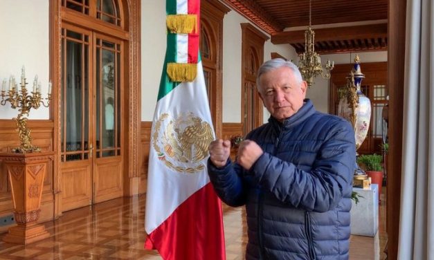 Pide AMLO a Andy Ruiz pensar en la grandeza de México