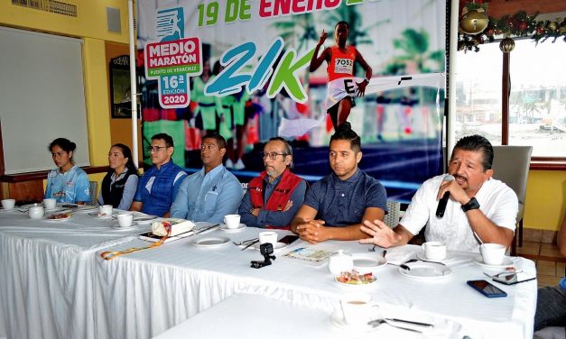 Presentan medalla y playera del Medio Maratón Puerto de Veracruz 2020