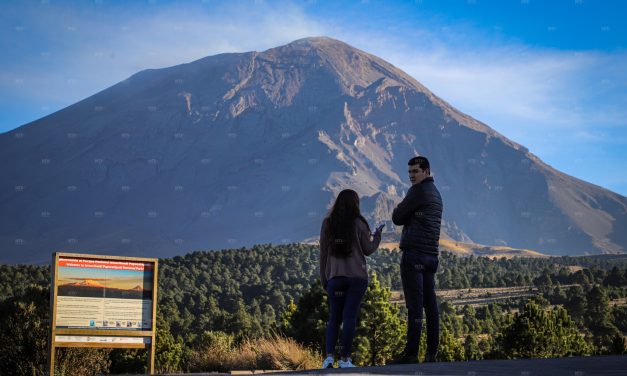 Convivir con Don Goyo  El pasado jueves el Popocatépetl registró una explosión que provocó una fumarola de varios kilómetros que fue visible desde toda la Ciudad de México. Sin embargo, los habitantes de la zona oriente del Estado de México, circundantes al volcán continuaron sus actividades cotidianas sin preocuparse.   Fotografía y texto: Quetzalli Blanco