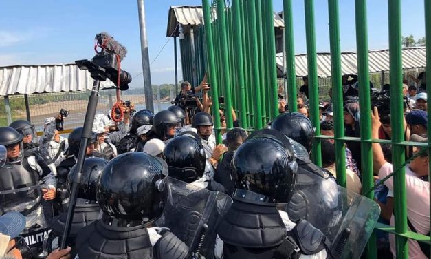 Migrantes intentan ingresar por la fuerza a México y se enfrentan con los elementos de la Guardia Nacional y Policía Militar.