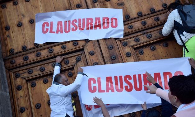 Mujeres protestan por recorte al Fucam; «clausuran» Palacio Nacional