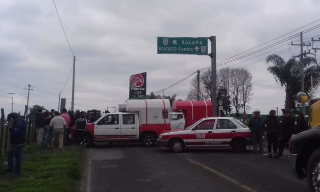 Taxistas rurales cierran carretera federal #Conejos-#FortínDeLasFlores a la altura de #Coscomatepec #Veracruz