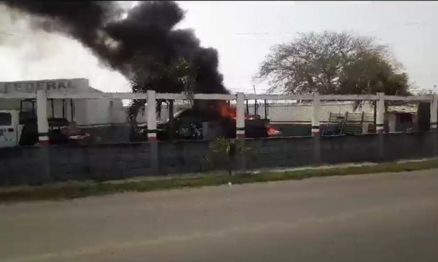 Incendian patrullas en Ciudad Isla, Veracruz; exigen salida de la Fuerza Civil (video)