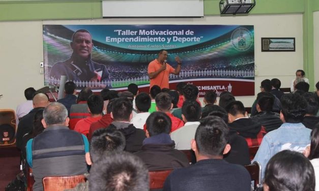 TEC MISANTLA: los exfutbolistas Antonio Carlos Santos y Gonzalo Farfán, imparten plática motivacional a estudiantes.