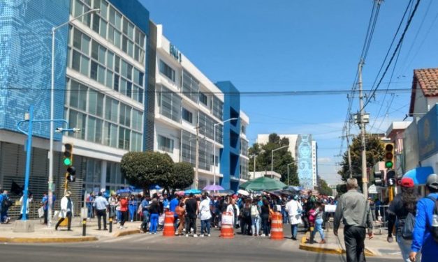 Se reporta cierre total de la vialidad en la 13 Sur entre 31 y 27 Poniente por estudiantes de Medicina