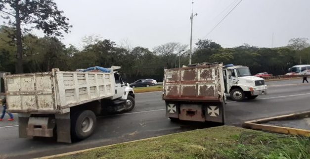 Transportistas bloquean la carretera Xalapa-Veracruz