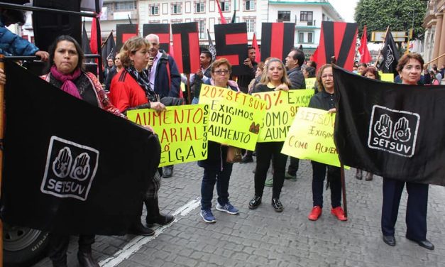 En #Xalapa, integrantes del SETSUV realizaron una marcha desde sus oficinas de la avenida Orizaba para protestar en la Secretaría de Trabajo y Previsión Social