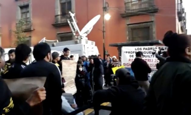 Protestan grupos de inconformes en Palacio Nacional