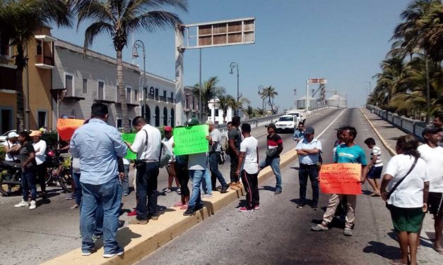 Lancheros y prestadores de servicio cierran puente Morelos en Veracruz