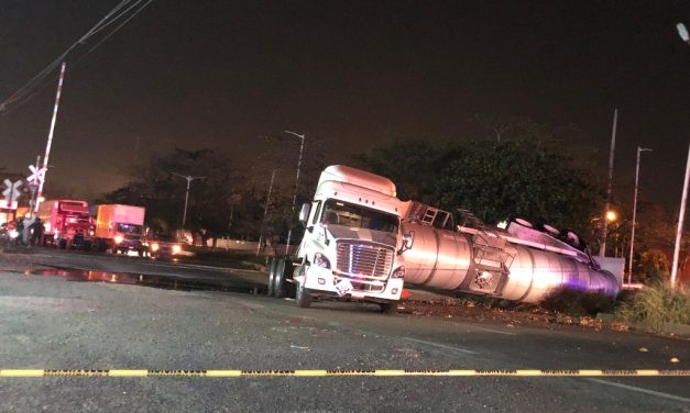 Choque entre pipa y tren a la altura de TAMSA