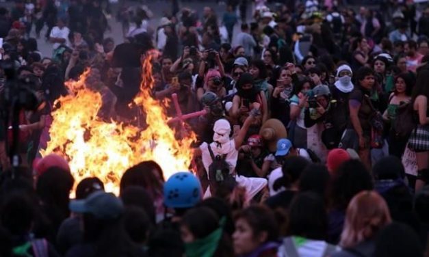 Arman fogata en el Zócalo tras concluir mitin