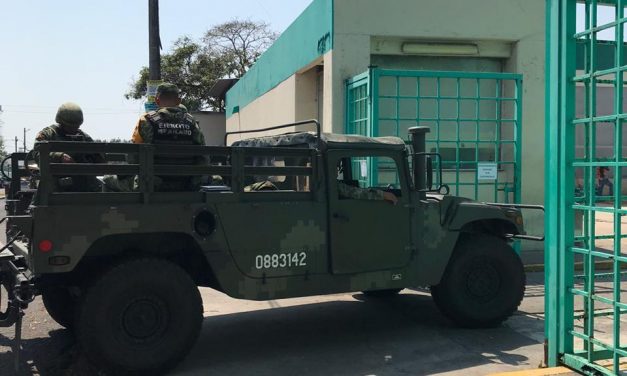 Militares resguardan el almacen del IMSS en Veracruz