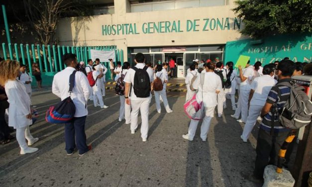 Protesta de estudiantes de medicina en el IMSS Veracruz