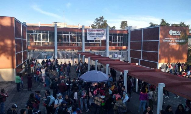 #Ahora se realiza un paro estudiantil en la Normal Veracruzana. Alumnos repudian violencia y exigen seguridad en todo el país