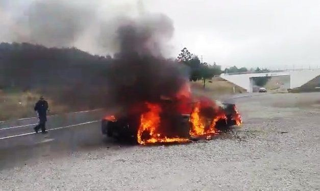 Hieren a agente e incendian patrulla en Esperanza