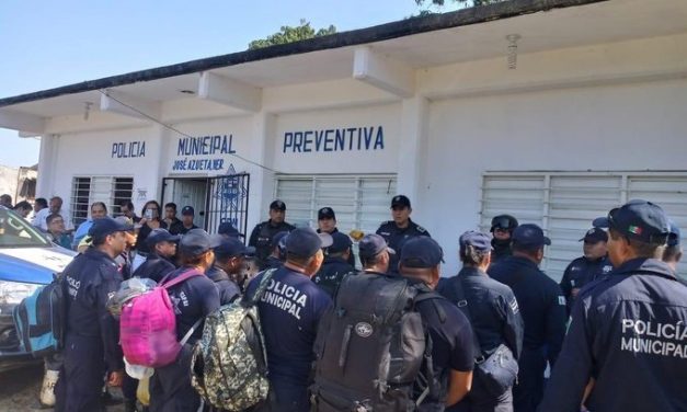 La Secretaría de Seguridad Pública (SSP), Defensa Nacional (SEDENA) y de Marina-Armada de México (SEMAR), relevó a los 20 policías municipales de José Azueta. Los trasladasen a Xalapa para exámenes de control.