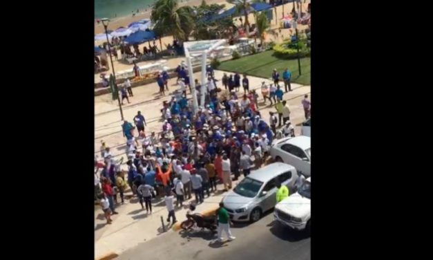 Corren a alcaldesa de Acapulco de playa Caletilla (VIDEO)