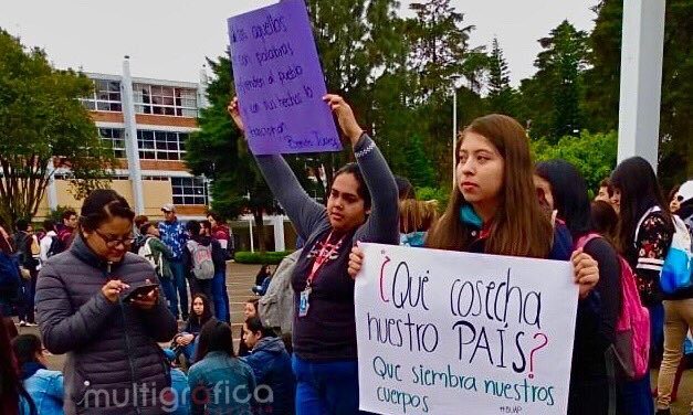 Esta mañana estudiantes de la Benemérita Escuela Normal Veracruzana realizan paro de brazos caídos en apoyo al movimiento contra de la violencia e inseguridad