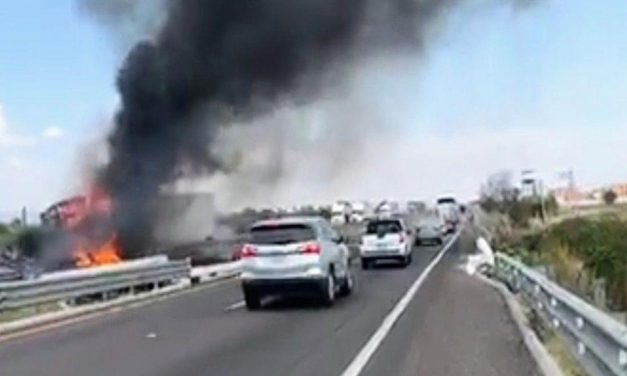 Carreteras de Guanajuato son bloqueadas con autos incendiados; autoridades ya investigan