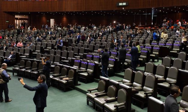 Diputados aprueban reformas que les permite buscar la reelección sin dejar el cargo