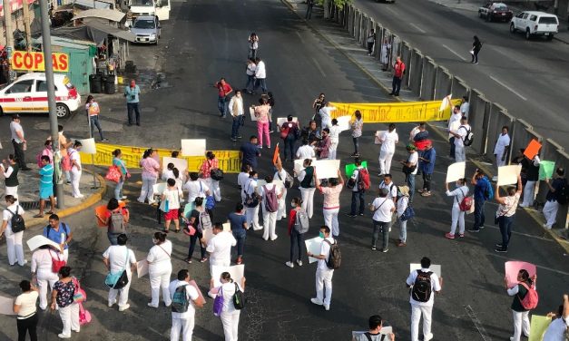 Enfermeros bloquean avenida Cuauhtémoc en Veracruz por falta de insumos