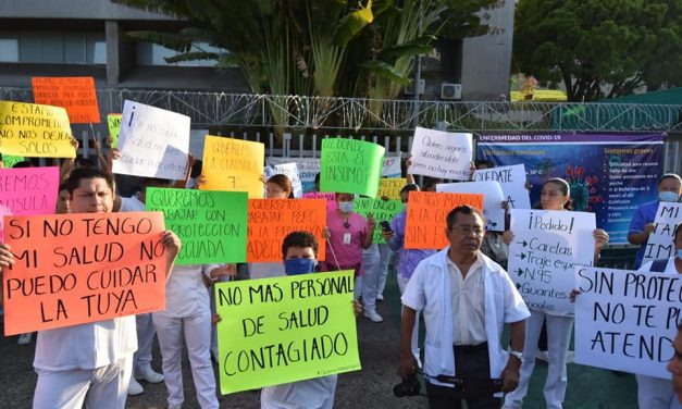 Acapulco Guerrero  Protesta pacífica en las inmediaciones del IMSS en Acapulco.  Piden material para la pandemia provocada por el virus Covid 19.