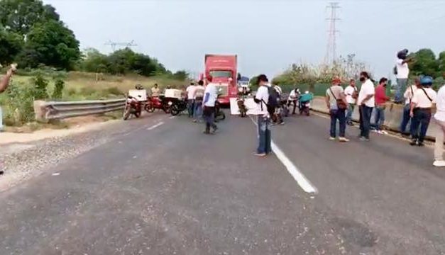 Motociclistas repartidores de mandados cerraron ambos carriles de la autopista Cosoleacaque-Nuevo Teapa.