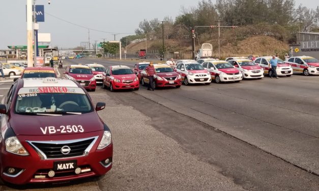 TAXISTAS BLOQUEAN RAFAEL CUREVO, EXIGEN APOYOS