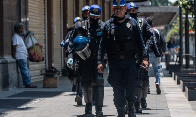 Policía protege a niños en medio de balacera en calles del Centro Histórico (+video)