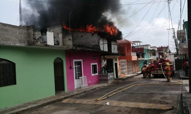 Voraz incendio de vivienda en Tlapacoyan