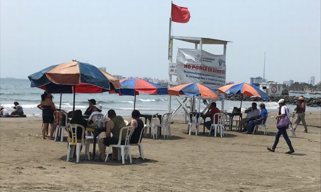 De nueva cuenta algunos turistas en playa Villa del Mar de esta ciudad de Veracruz,