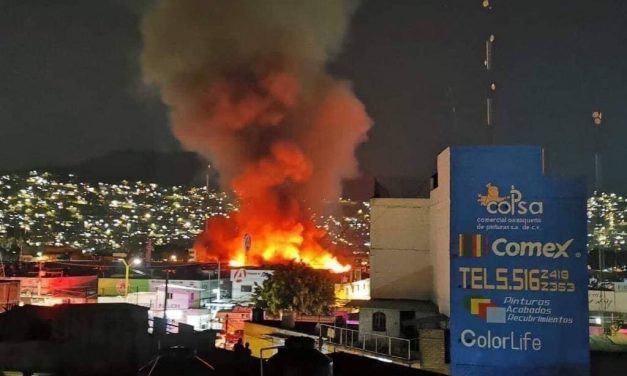 Imágenes que circulan en redes sociales del #Incendio que se dio ayer por la tarde-noche en la central de #Abastos en #Oaxaca, Oax. Flecha hacia abajo