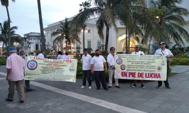 Trabajadores portuarios de la Ciudad de Veracruz que resultaron afectados en la requisa en el puerto, tomaron las vías del tren que ingresan al recinto Portuario.