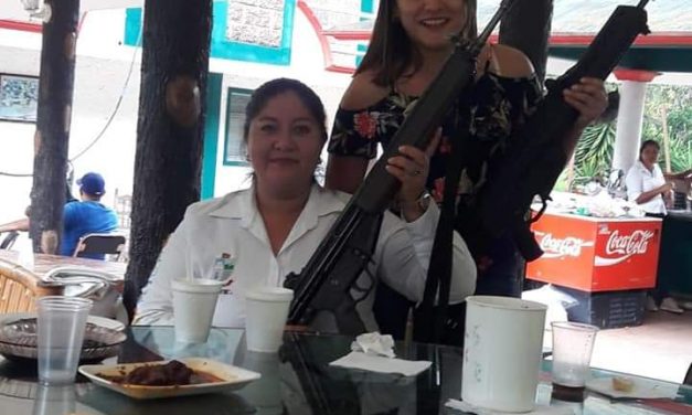 Sobrina de alcalde de Teocelo posa con armas de Guardia Nacional