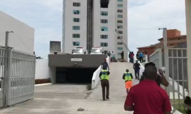 Realizan peritaje en departamento incendiado en Boca del Río; fuego habría iniciado al parecer en la sa