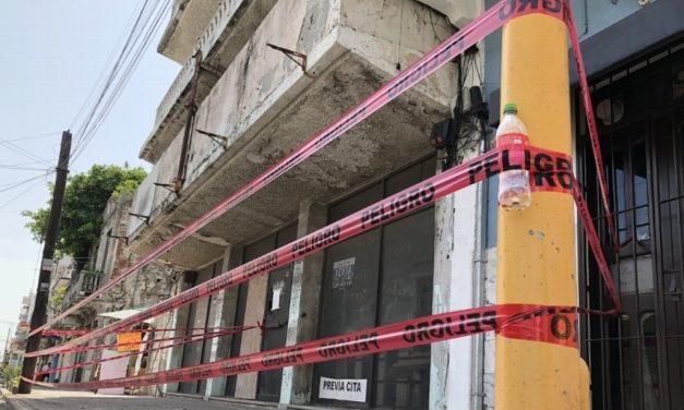 Edificio acordonado por desprendimientos en el centro de Veracruz