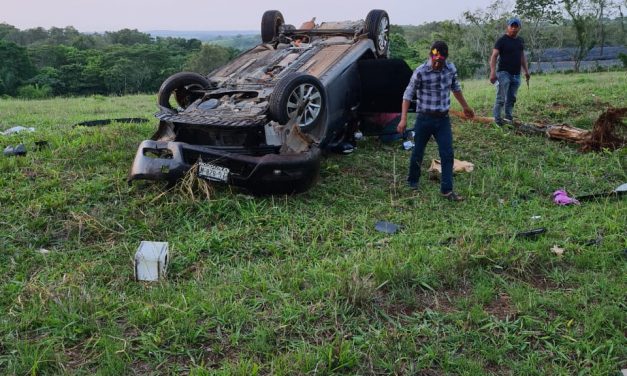 Cuatro personas lesionadas tras volcadura de un vehículo