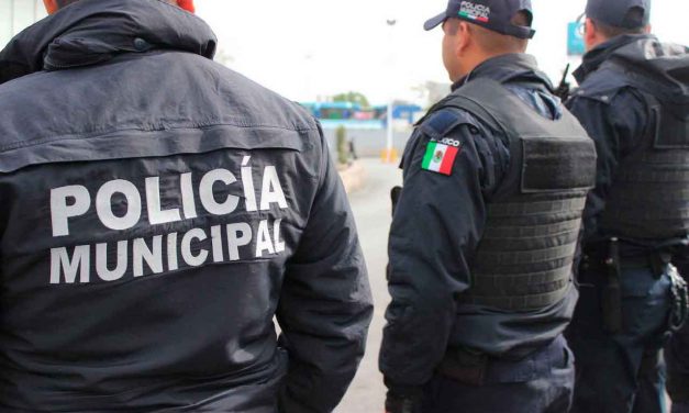 Policías municipales de Alvarado obligaron a una joven de 16 años de edad a desnudarse para abusar de ella, mientras la amenazaban con darle un tiro en la cabeza a su novio, a quien retenían en una habitación contigua.