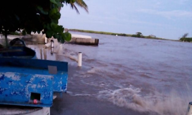 Fuerte oleaje en el muelle de pescadores de Boca del Rio